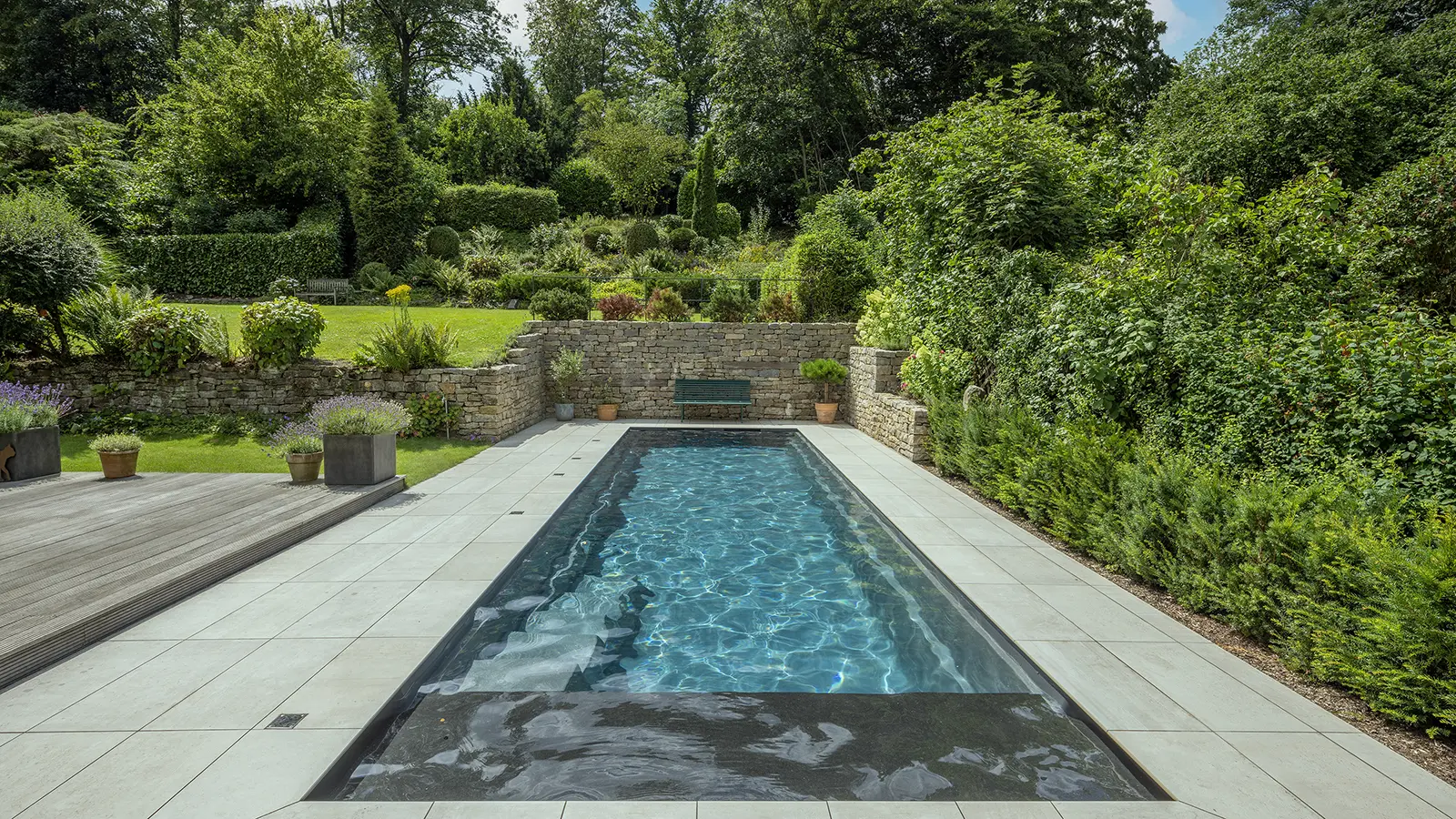 GraphiteGrey_HeroV2 Graphite Grey Farbe des Schwimmbads